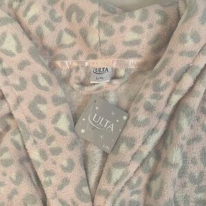 NWT Ultra pink leopard Mid Length Robe.